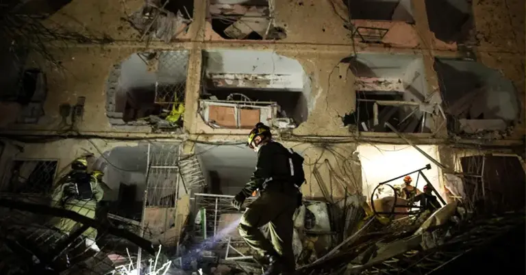 হামলার পর উদ্ধারকর্মী কাজ করছেন